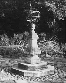 Ipswich Lettering: Chistchurch Park sundial old