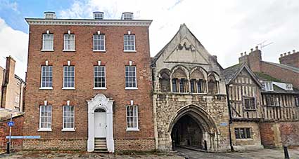 Ipswich Historic Lettering: Gloucester Monument House 1